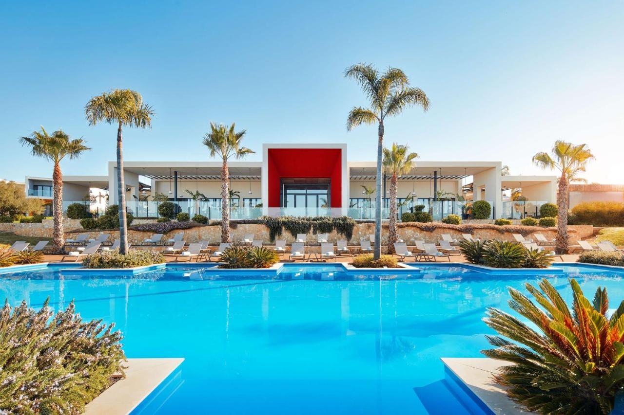 ぺスターナ ブルー アルヴォル オール インクルーシブ ビーチ&ゴルフ リゾート エクステリア 写真 The swimming pool at the Hard Rock Hotel