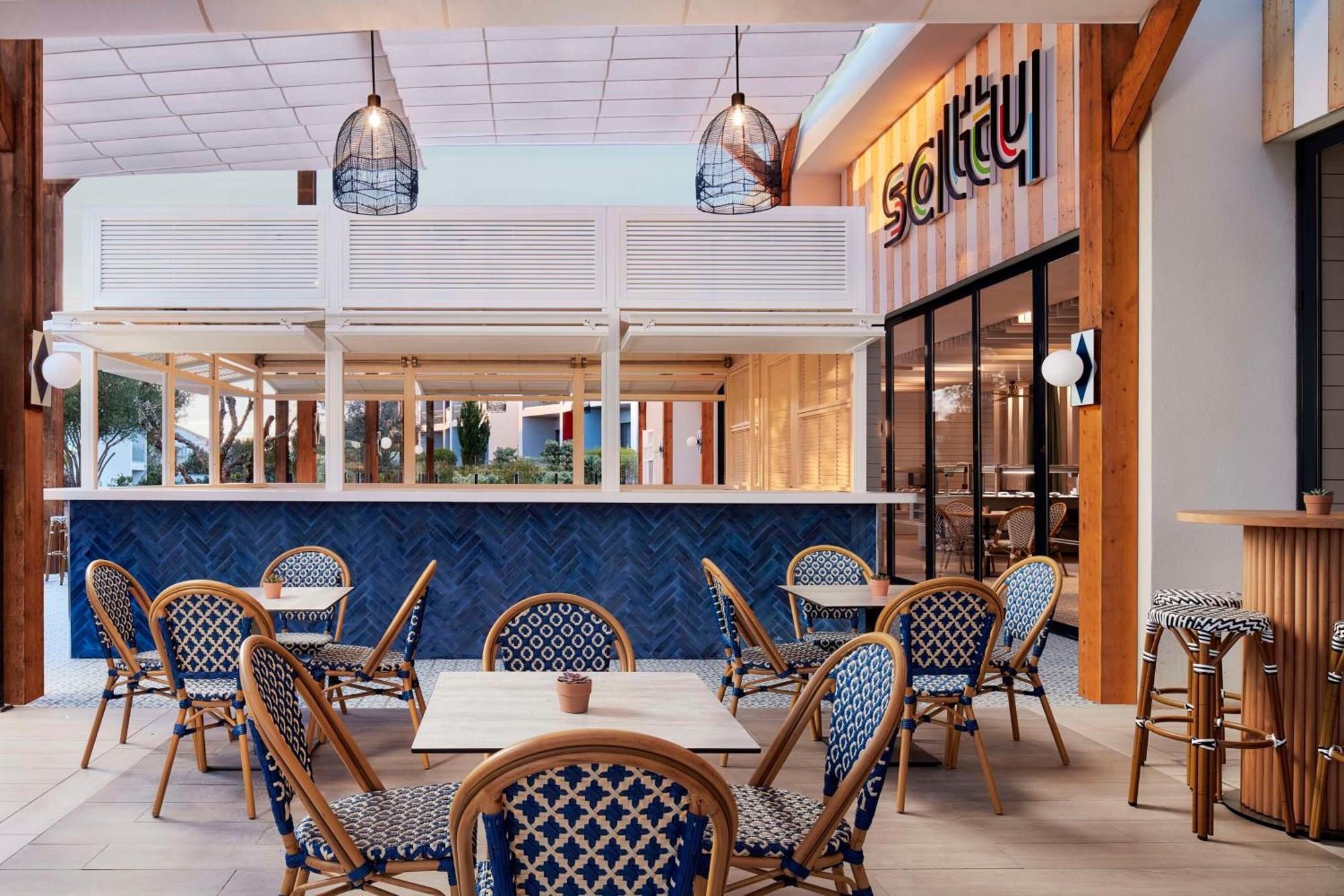 ぺスターナ ブルー アルヴォル オール インクルーシブ ビーチ&ゴルフ リゾート エクステリア 写真 The interior of the restaurant