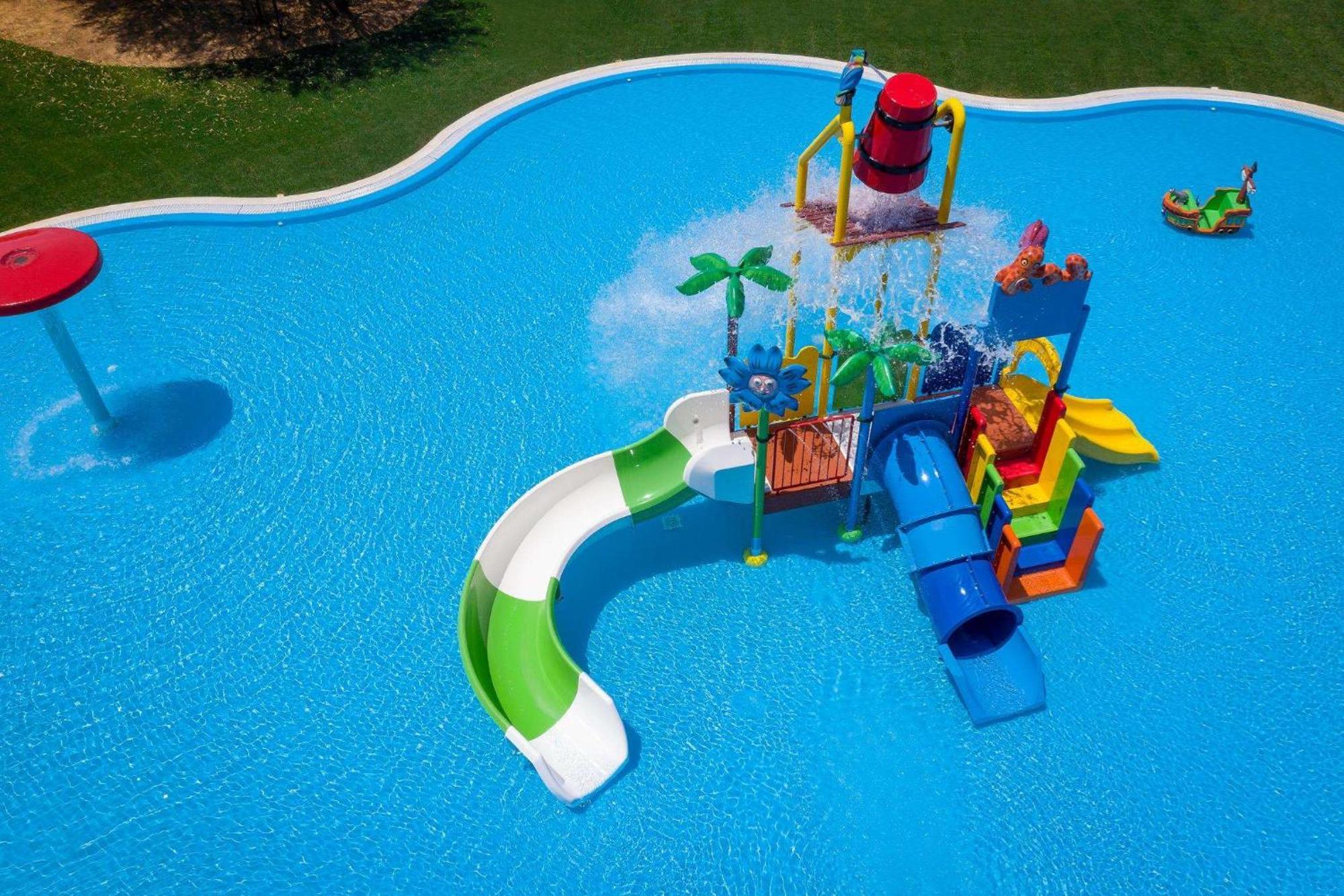 ぺスターナ ブルー アルヴォル オール インクルーシブ ビーチ&ゴルフ リゾート エクステリア 写真 Aerial view of the water park