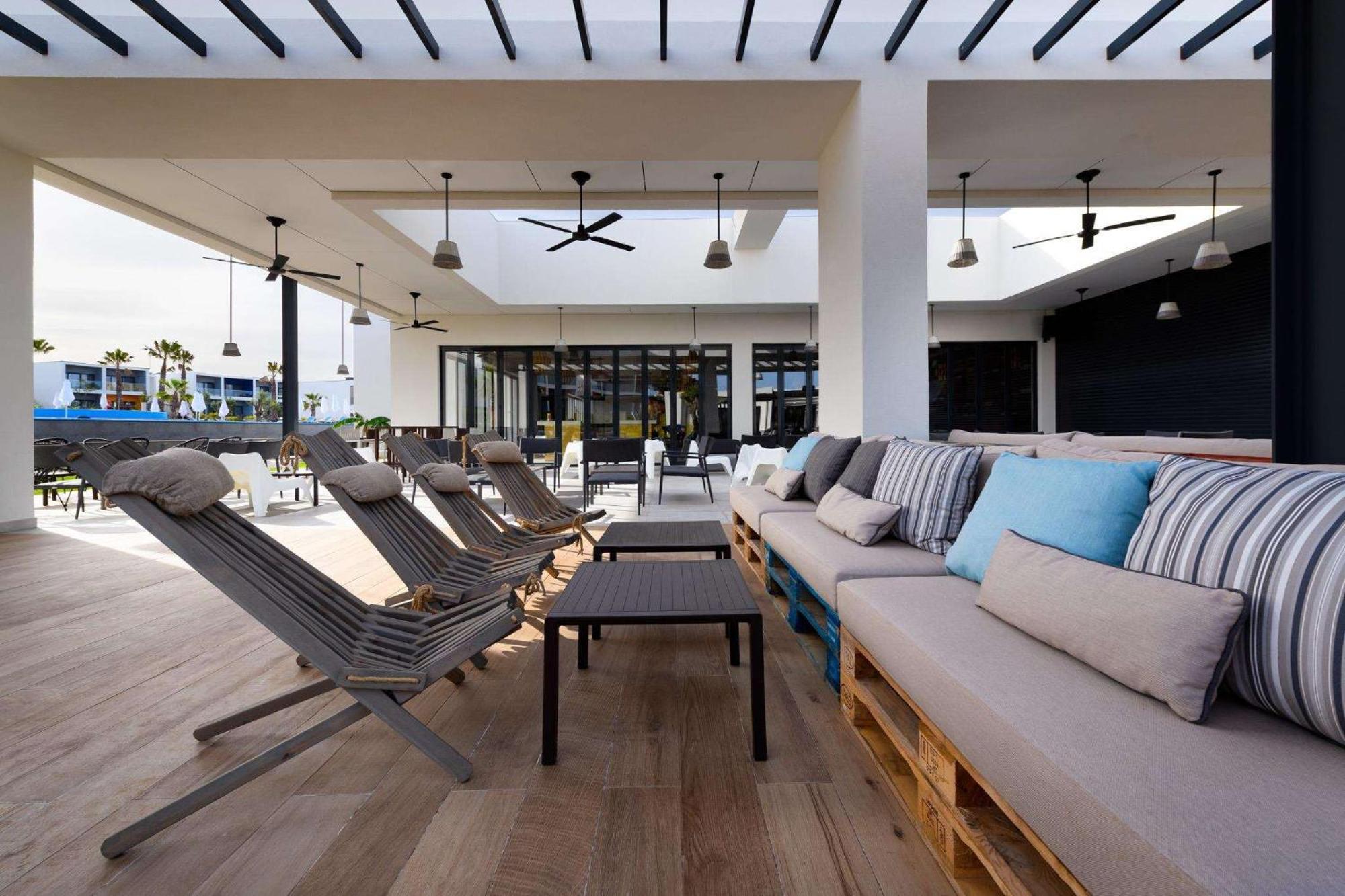 ぺスターナ ブルー アルヴォル オール インクルーシブ ビーチ&ゴルフ リゾート エクステリア 写真 Rooftop lounge at the hotel