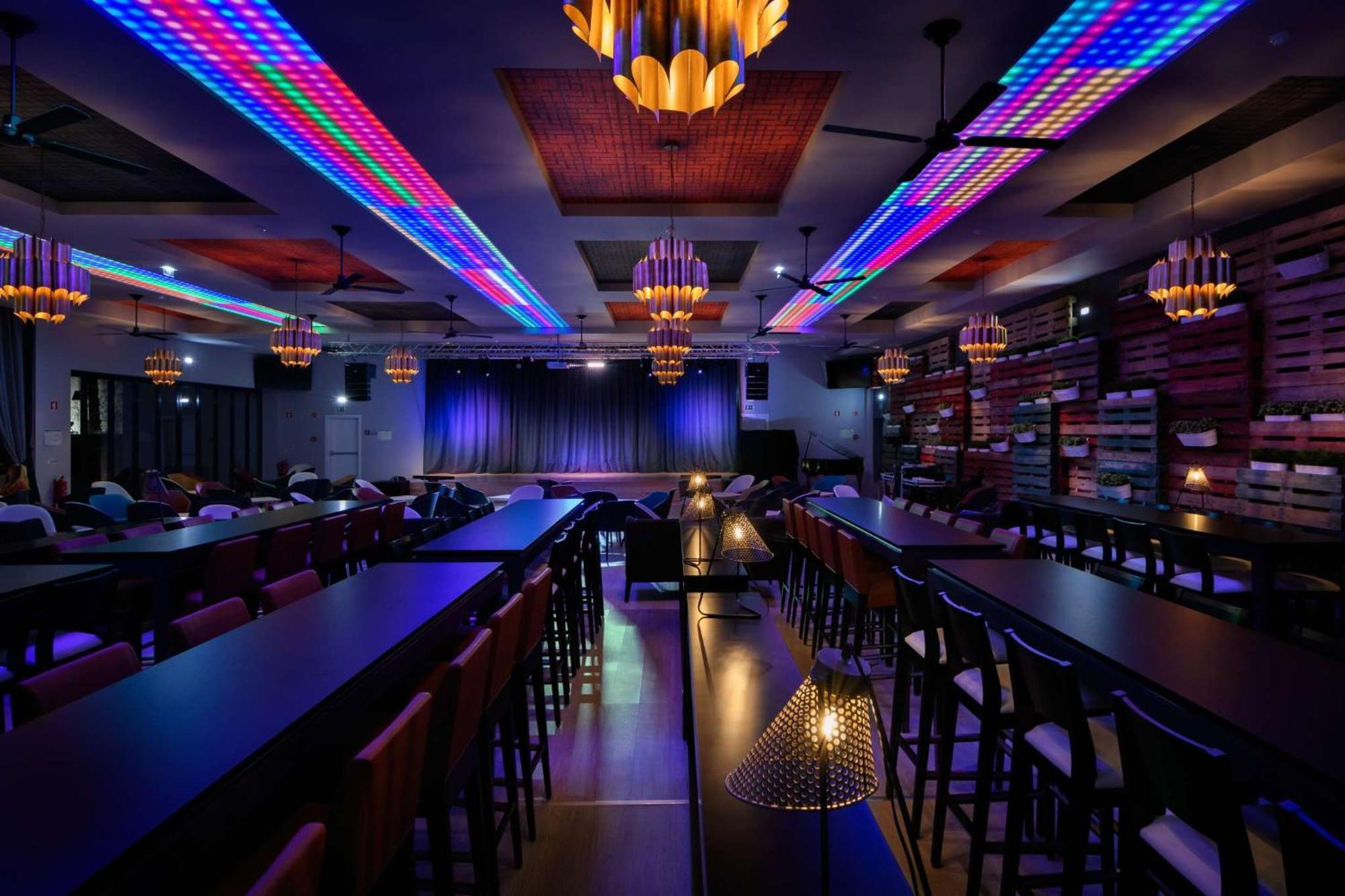 ぺスターナ ブルー アルヴォル オール インクルーシブ ビーチ&ゴルフ リゾート エクステリア 写真 Interior of a nightclub in Pattaya, Thailand