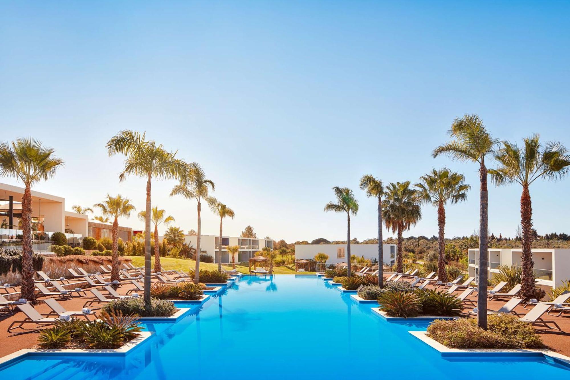ぺスターナ ブルー アルヴォル オール インクルーシブ ビーチ&ゴルフ リゾート エクステリア 写真 The resort's main pool