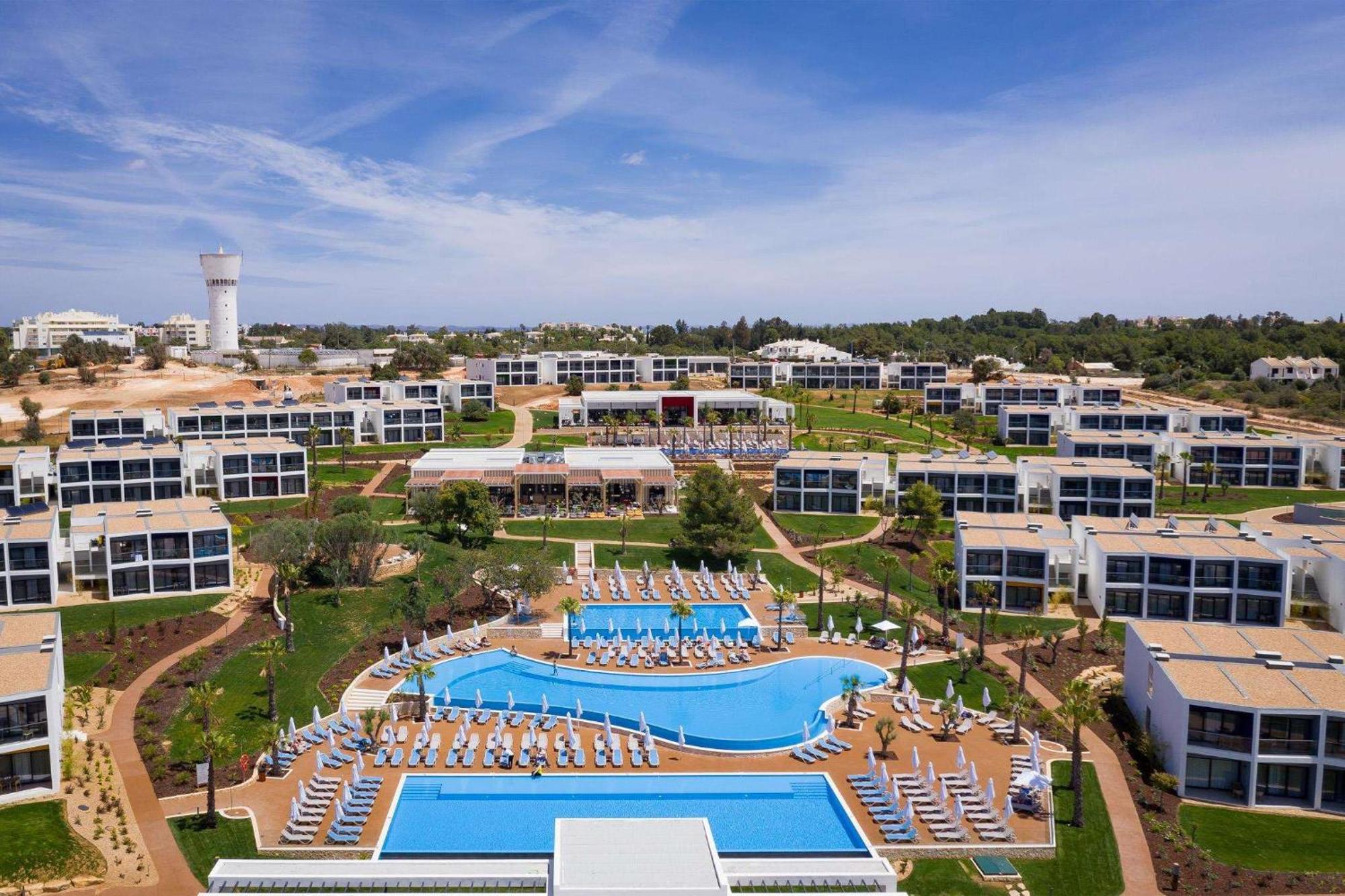ぺスターナ ブルー アルヴォル オール インクルーシブ ビーチ&ゴルフ リゾート エクステリア 写真 Aerial view of the resort