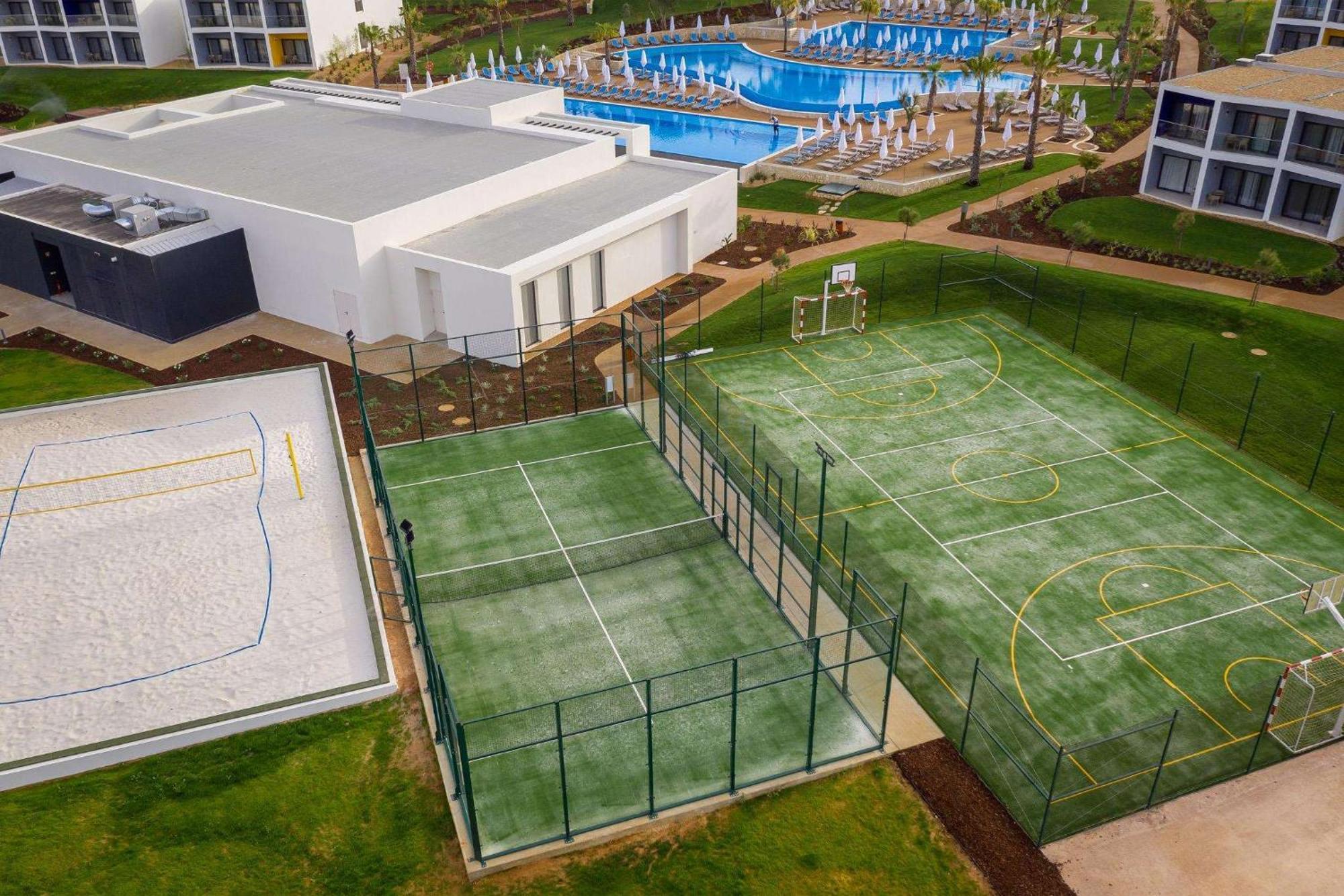 ぺスターナ ブルー アルヴォル オール インクルーシブ ビーチ&ゴルフ リゾート エクステリア 写真 Tennis and football courts