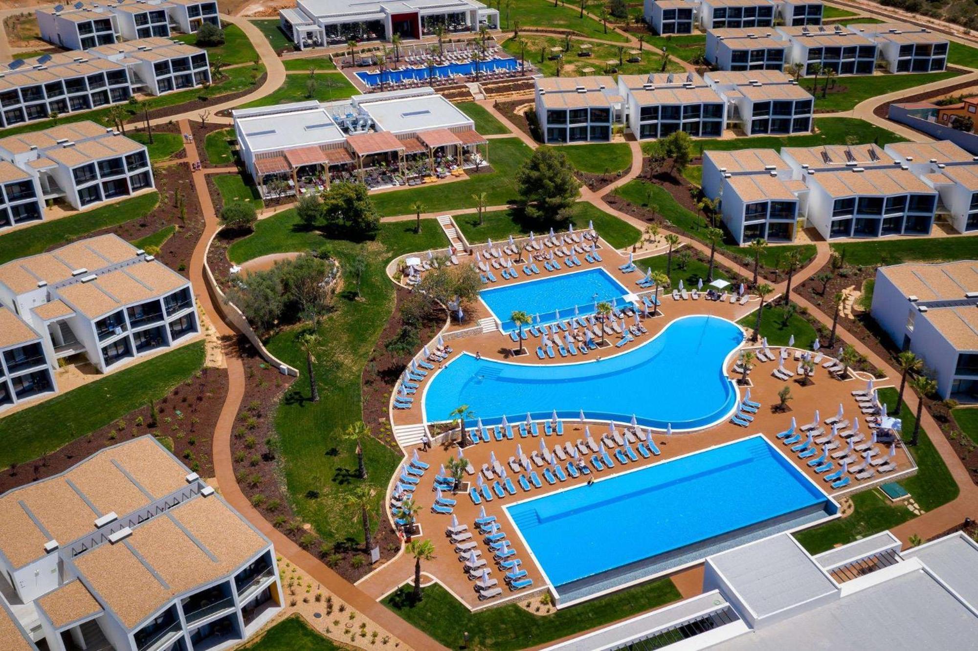 ぺスターナ ブルー アルヴォル オール インクルーシブ ビーチ&ゴルフ リゾート エクステリア 写真 Aerial view of the resort